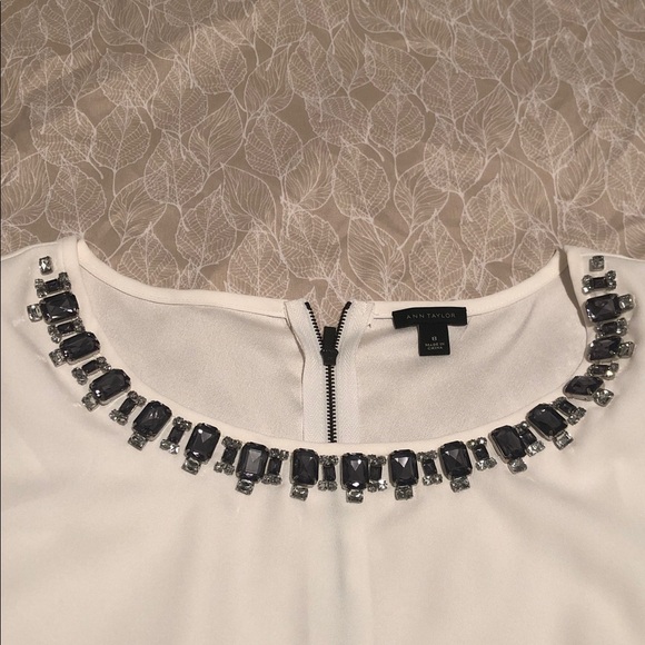 Ann Taylor Sleeveless Jeweled White Blouse Womens Size 8 - Picture 2 of 12